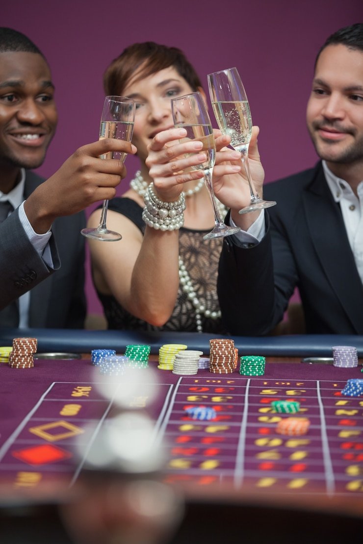 spabet303 Dadu Online betting interface showing table limits, payout odds, and live dealer broadcast